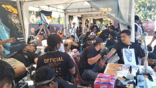 Geng Tatto Nusa Penida menggelar Tatto Parti Vol.2 di Lapangan Sebunibus, Nusa Penida, Selasa (18/7/2023). (Istimewa).