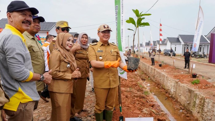 Gubernur Bengkulu menanam pohon di perumahan warga. (Dok Pemprov Bengkulu)