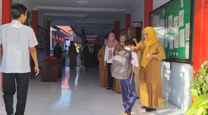 Hari pertama Farel Prayoga masuk SMP, cium tangan kepala sekolah dan guru.