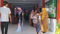 Farel Prayoga dengan santun menyalami para gurunya. Di sekolah tersebut, Farel diperlakukan sama dan sekolah mendukung dirinya untuk terus mengembangkan bakat tak hanya di bidang seni musik. (Foto: Eka Rima/detikJatim)