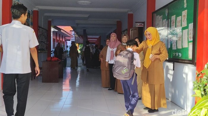 Hari pertama Farel Prayoga masuk SMP, cium tangan kepala sekolah dan guru.