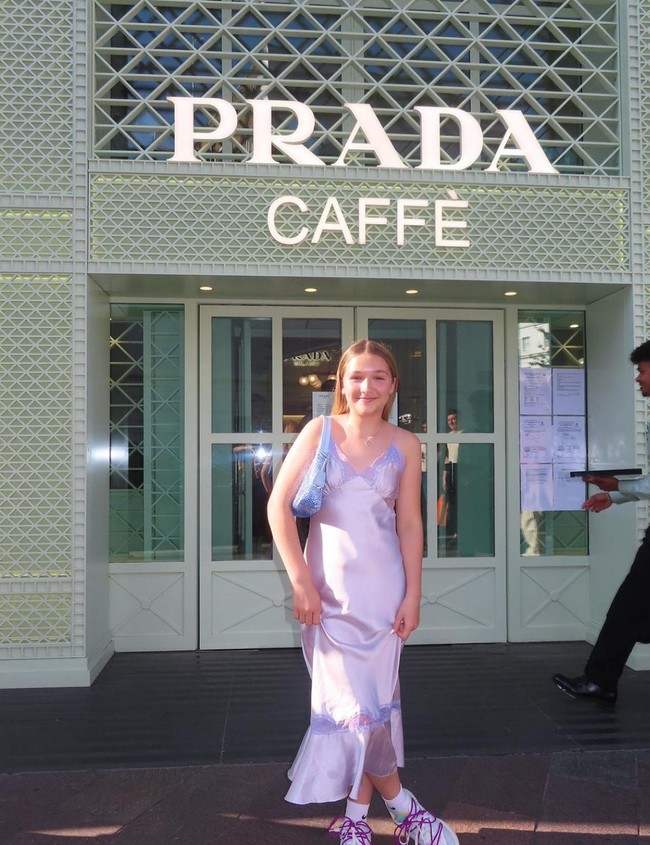Hadir di perayaan bertema Prada Party, ABG berambut pirang ini mengenakan shift dress pink berbahan satin dari lini busana ibunya sendiri, VB. Foto: Instagram/@davidbeckham @victoriabeckham