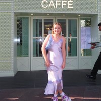 Hadir di perayaan bertema Prada Party, ABG berambut pirang ini mengenakan shift dress pink berbahan satin dari lini busana ibunya sendiri, VB. Foto: Instagram/@davidbeckham @victoriabeckham