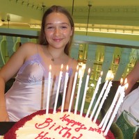 Merayakan hari ulang tahun di restoran bersama seluruh keluarga, Harper Seven tampil dengan busana simpel. Foto: Instagram/@davidbeckham @victoriabeckham