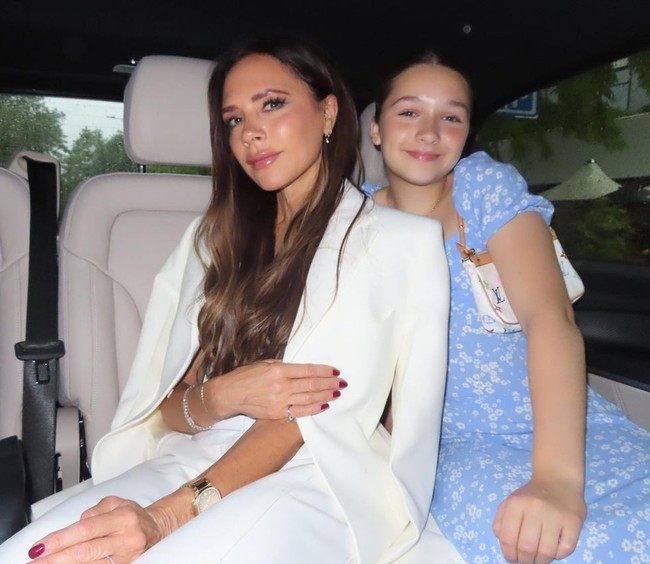 Dalam kesempatan lain, Harper Seven juga pose di dalam mobil bersama Victoria Beckham. Ia tampak mengenakan gaun biru motif floral. Foto: Instagram/@davidbeckham @victoriabeckham
