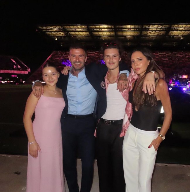 Wajah Harper Seven terlihat segar dan berkilau tanpa polesan makeup. Foto: Instagram/@davidbeckham @victoriabeckham