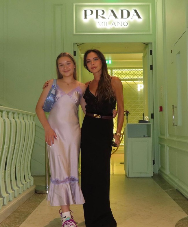 Beranjak remaja, kecantikan Harper Seven makin terpancar. Tingginya pun sudah hampir menyamai sang ibu. Foto: Instagram/@davidbeckham @victoriabeckham