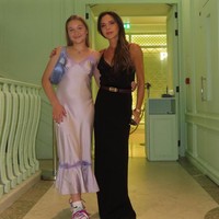 Beranjak remaja, kecantikan Harper Seven makin terpancar. Tingginya pun sudah hampir menyamai sang ibu. Foto: Instagram/@davidbeckham @victoriabeckham