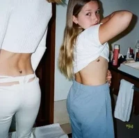 Penampilan Harper Seven tampil dengan gaya kasual memakai kaus putih dan celana biru ini jadi sorotan. Sebab Harper memamerkan tato di tubuhnya yang sama dengan tato di tubuh kakak iparnya, Nicola Petz. Harper dikabarkan membuat tato sebagai perayaan ultahnya yang ke-12. Netizen menganggap Harper yang baru berusia 12 tidak seharusnya bertato. Netizen lain menyebut tato di tubuh Harper itu bukan temporer alias hanya sementara. Foto: Dok. Instagram