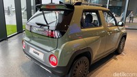 Bagian samping menampilkan kedinamisan kendaraan. Fendernya dibuat menonjol serta ground clearance tinggi ala SUV perkotaan. Pilar A hadir dengan warna hitam. Kesan kokoh tercermin dari pilar B dan roof-rail. Foto: Rangga Rahadiansyah/detikOto