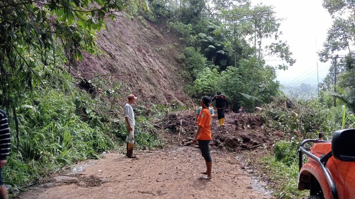 Jalan penghubung 3 kecamatan di OKU Selatan terputus akibat tertimbun longsor