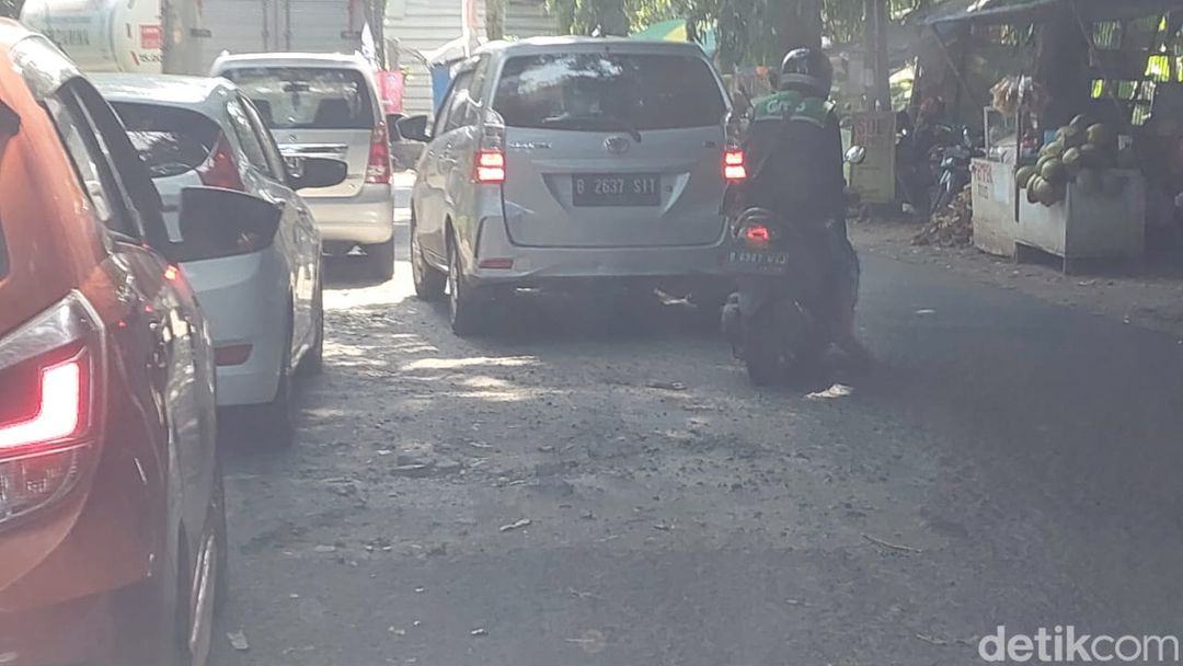 Jalan rusak di Jl Pala Raya, Pondok Cabe Udik, Pamulang, Tangsel, 18 Juli 2023. (Dadan Kuswaraharja/detikcom)