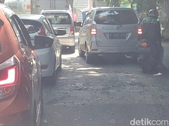 Jalan rusak di Jl Pala Raya, Pondok Cabe Udik, Pamulang, Tangsel, 18 Juli 2023. (Dadan Kuswaraharja/detikcom)