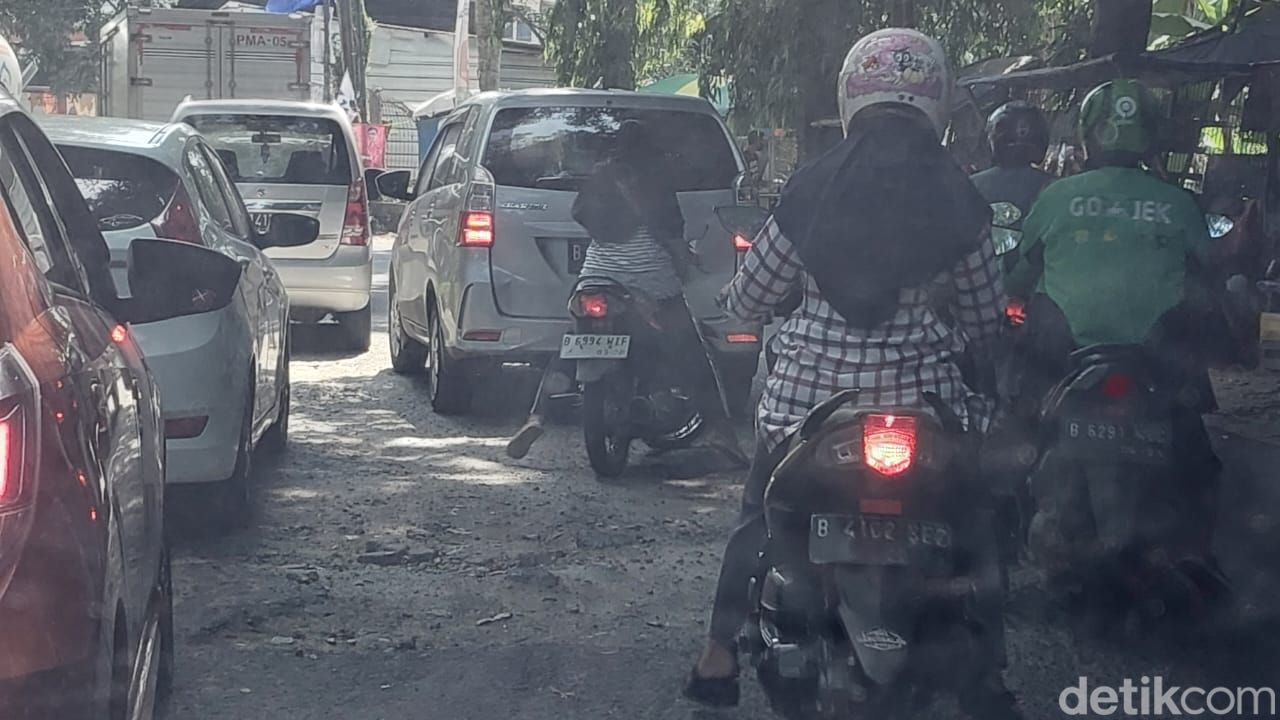 Jalan rusak di Jl Pala Raya, Pondok Cabe Udik, Pamulang, Tangsel, 18 Juli 2023. (Dadan Kuswaraharja/detikcom)