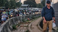 Kendaraan tampak mengular panjang. 