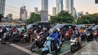 Jam pulang kantor membuat volume kendaraan meningkat tajam. 