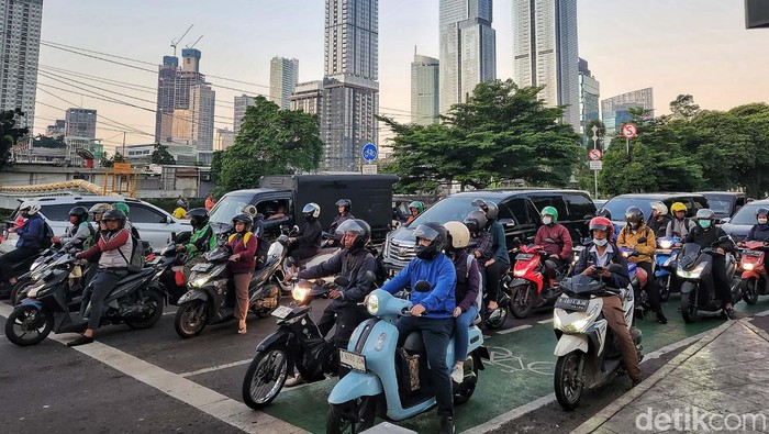 Jelang Libur 1 Muharam, Arus Lalin Terpantau Padat Kepadatan volume kendaraan terpantau terjadi di kawasan Pejompongan hingga Palmerah, Jakarta. Begini potretnya.