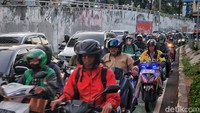 Pengendara menembus kepadatan arus lalu-lintas di kawasan Pejompongan hingga Palmerah, Jakarta, Selasa (18/7/2023). 