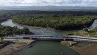 Jembatan dengan bentang 62 meter lebar 6 meter ini merupakan jalur khusus wisata di Pangandaran. 