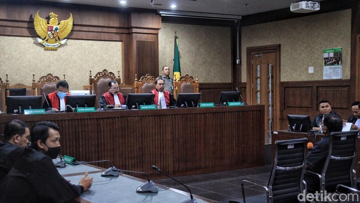 Terdakwa mantan Menteri Komunikasi dan Informatika Johnny G Plate mengikuti sidang lanjutan kasus dugaan korupsi penyediaan infrastruktur base transceiver station (BTS) 4G dan infrastruktur pendukung paket 1,2,3,4 dan 5 dari BAKTI Kemenkominfo tahun 2020 - 2022 di Pengadilan Negeri Tipikor, Jakarta, Selasa (18/7/2023). Agenda sidang berupa putusan sela. Majelis hakim menyatakan eksepsi terdakwa ditolak dan memerintahkan jaksa untuk melanjutkan ke agenda pembuktian.
