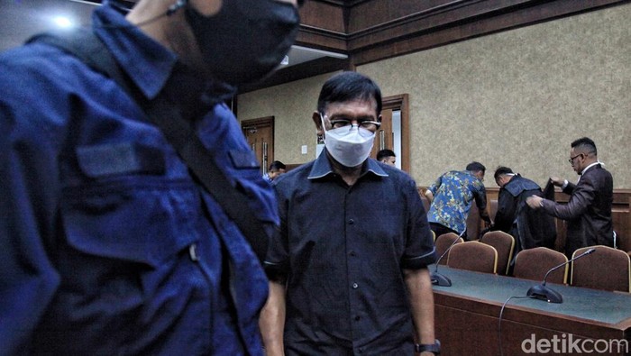 Terdakwa mantan Menteri Komunikasi dan Informatika Johnny G Plate mengikuti sidang lanjutan kasus dugaan korupsi penyediaan infrastruktur base transceiver station (BTS) 4G dan infrastruktur pendukung paket 1,2,3,4 dan 5 dari BAKTI Kemenkominfo tahun 2020 - 2022 di Pengadilan Negeri Tipikor, Jakarta, Selasa (18/7/2023). Agenda sidang berupa putusan sela. Majelis hakim menyatakan eksepsi terdakwa ditolak dan memerintahkan jaksa untuk melanjutkan ke agenda pembuktian.