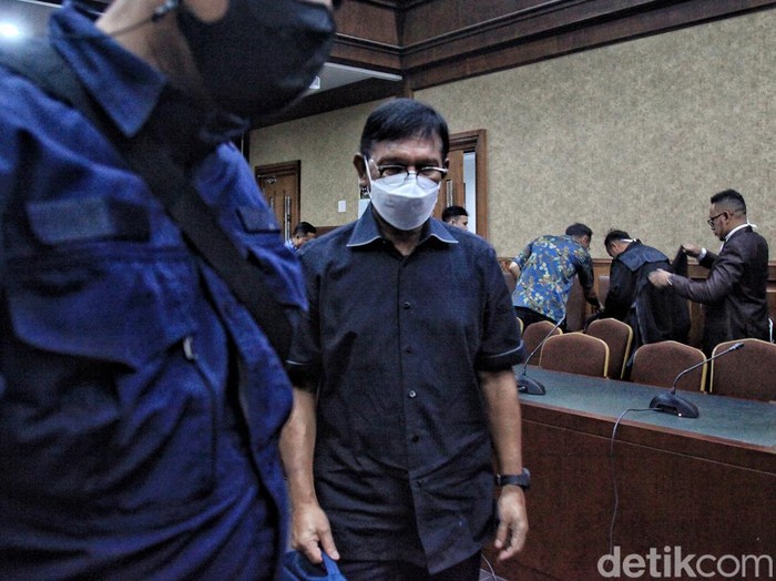 Terdakwa mantan Menteri Komunikasi dan Informatika Johnny G Plate mengikuti sidang lanjutan kasus dugaan korupsi penyediaan infrastruktur base transceiver station (BTS) 4G dan infrastruktur pendukung paket 1,2,3,4 dan 5 dari BAKTI Kemenkominfo tahun 2020 - 2022 di Pengadilan Negeri Tipikor, Jakarta, Selasa (18/7/2023). Agenda sidang berupa putusan sela. Majelis hakim menyatakan eksepsi terdakwa ditolak dan memerintahkan jaksa untuk melanjutkan ke agenda pembuktian.