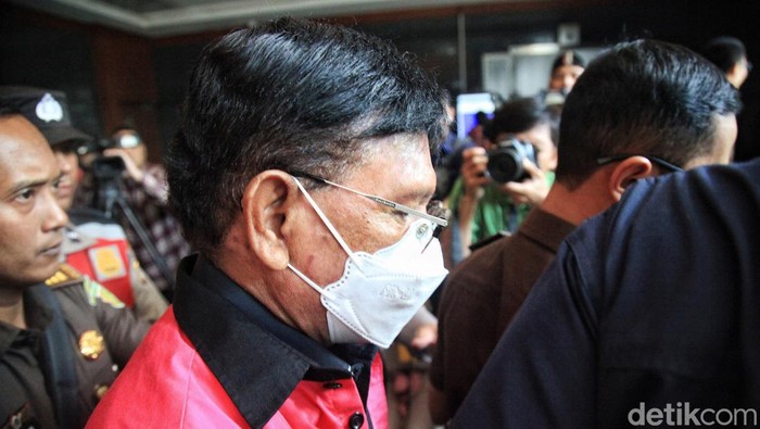 Terdakwa mantan Menteri Komunikasi dan Informatika Johnny G Plate mengikuti sidang lanjutan kasus dugaan korupsi penyediaan infrastruktur base transceiver station (BTS) 4G dan infrastruktur pendukung paket 1,2,3,4 dan 5 dari BAKTI Kemenkominfo tahun 2020 - 2022 di Pengadilan Negeri Tipikor, Jakarta, Selasa (18/7/2023). Agenda sidang berupa putusan sela. Majelis hakim menyatakan eksepsi terdakwa ditolak dan memerintahkan jaksa untuk melanjutkan ke agenda pembuktian.