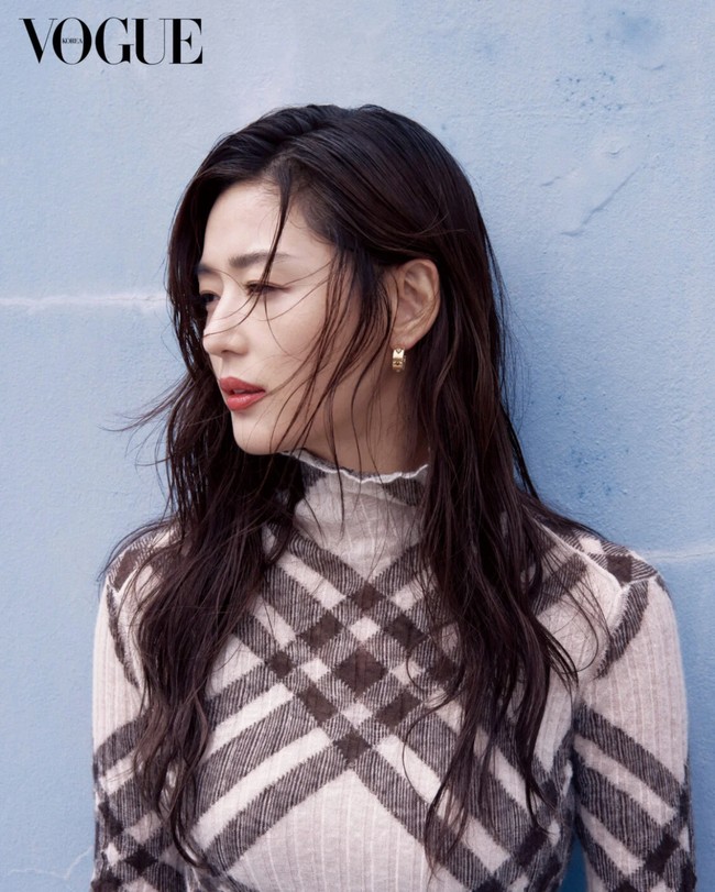 Side profile Jun Ji Hyun membuat netizen Korea terpana. Aktris 41 tahun itu dianggap sebagai salah satu aktris tercantik Korea Selatan dengan fitur wajahnya. Foto: dok. Vogue Korea