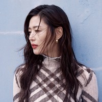 Side profile Jun Ji Hyun membuat netizen Korea terpana. Aktris 41 tahun itu dianggap sebagai salah satu aktris tercantik Korea Selatan dengan fitur wajahnya. Foto: dok. Vogue Korea