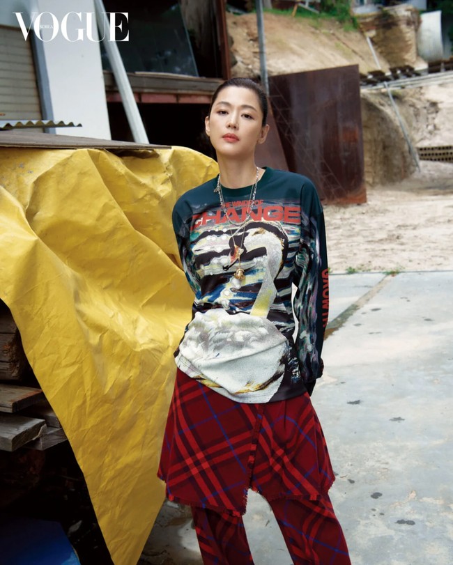 Pemilik tinggi badan 173 cm itu akhirnya memulai karier sebagai model majalah remaja. Tak mengherankan jika Jun Ji Hyun terlihat luwes bergaya di depan kamera. Foto: dok. Vogue Korea