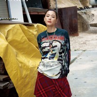 Pemilik tinggi badan 173 cm itu akhirnya memulai karier sebagai model majalah remaja. Tak mengherankan jika Jun Ji Hyun terlihat luwes bergaya di depan kamera. Foto: dok. Vogue Korea