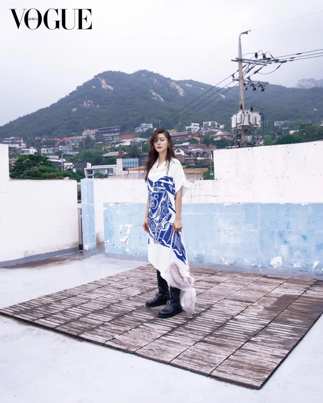 Jun Ji Hyun tampil memukau dalam pemotretan terbaru bersama Vogue Korea. Wajah cantiknya akan menghiasi sampul majalah Vogue Korea edisi Agustus 2023. Foto: dok. Vogue Korea