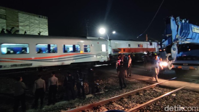 KA Brantas melintas di lokasi kecelakaan Jalan Madukoro Semarang, Selasa (18/7/2023).