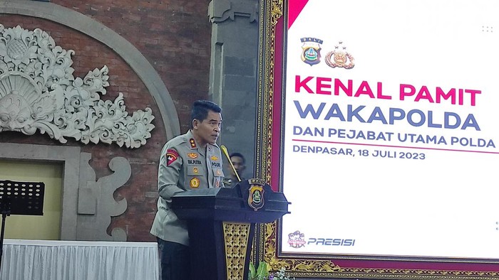 Kapolda Bali Irjen Ida Bagus Kade Putra Narendra memberikan sambutan saat pisah sambut Wakapolda dan sejumlah pejabat utama di Polda Bali, Selasa (18/7/2023). (I Wayan Sui Suadnyana/detikBali)