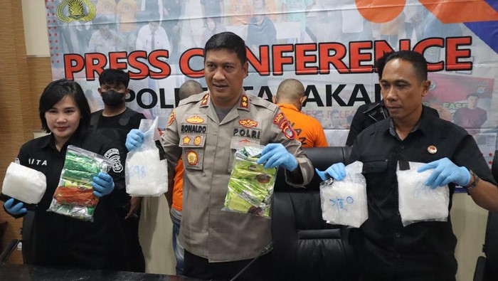 Kapolres Tarakan AKBP Ronaldo Maradona saat menggelar konferensi pers terkait pengungkapan narkoba 10 kilogram.