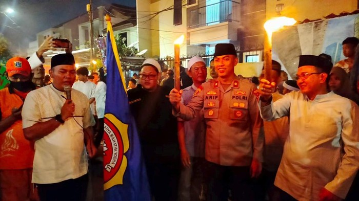Kapolsek Setiabudi Kompol Arif Purnama Oktora ikut memeriahkan pawai obor di Setiabudi, Jaksel.