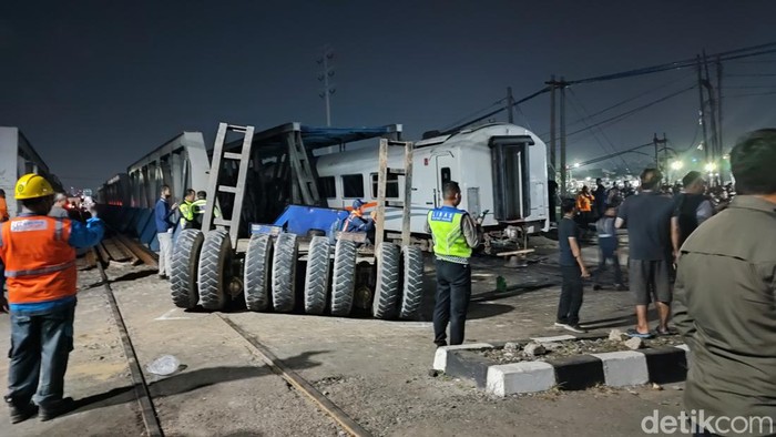 Kecelakaan antara kereta api dengan truk trailer di Jalan Madukoro Raya, Semarang, Selasa (18/7/2023) malam.