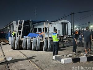 Dipastikan Tak Ada Korban Jiwa Saat Truk Meledak Tertabrak KA di Semarang