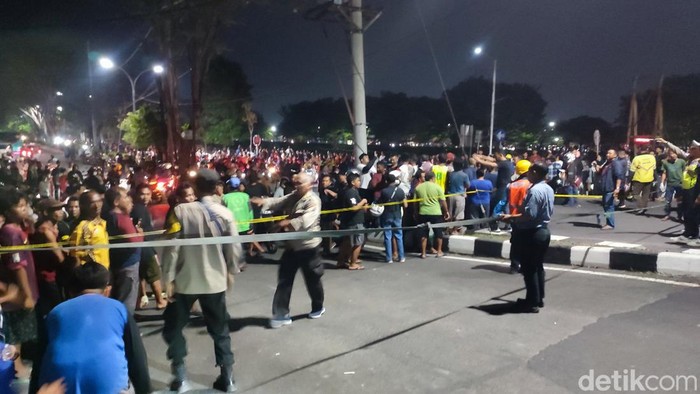 Kecelakaan antara kereta api dengan truk trailer di Jalan Madukoro Raya, Semarang, Selasa (18/7/2023) malam.