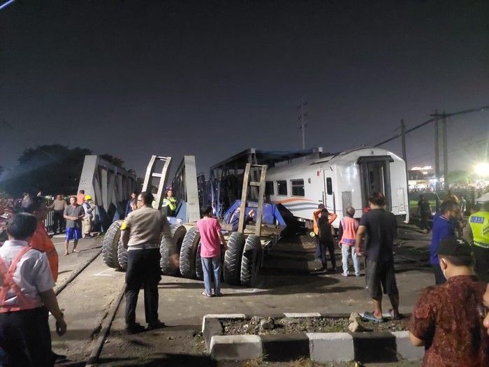 Kecelakaan Kereta Api KA Brantas rute Jakarta-Blitar tabrakan dengan truk trailer. (Ist Detikcom)