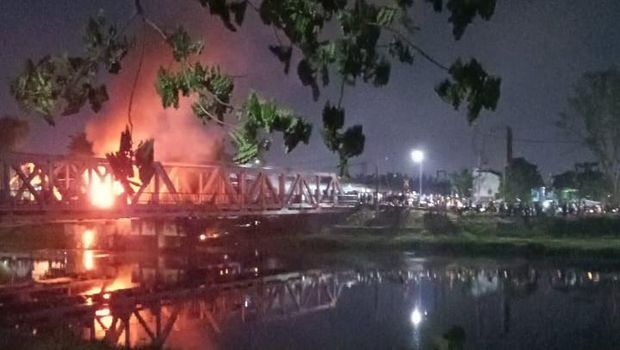 Kecelakaan Kereta Api KA Brantas tabrak Truk (Ist via CNBC Indonesia)