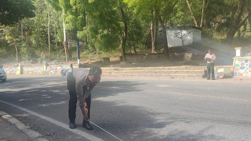 Petugas Satlantas Polres Bima Kota melakukan olah TKP insiden kecelakaan dump truck vs motor yang tewaskan dua orang.