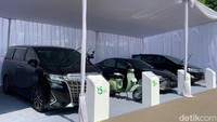Kendaraan yang dilelang yakni Toyota Camry 2.5 V dengan nilai limit Rp 299 juta, Toyota Alphard 2.5 X dengan nilai limit Rp 555 juta, Toyota Kijang Inova 2.0 V dengan nilai limit Rp 199 juta, Vespa Super 150 dengan nilai limit Rp 14,5 juta. Foto: Anisa Indraini/detikcom