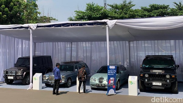 Potret Alphard hingga Mercy Dilelang, Ada yang Seratusan Juta!