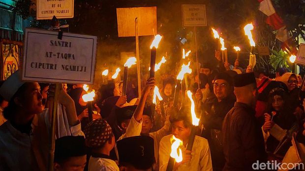Kemeriahan pawai obor di Cimahi