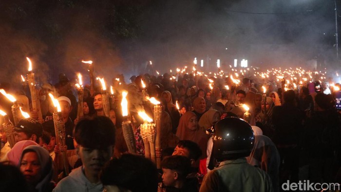 Kemeriahan Pawai Obor di Kota Bandung