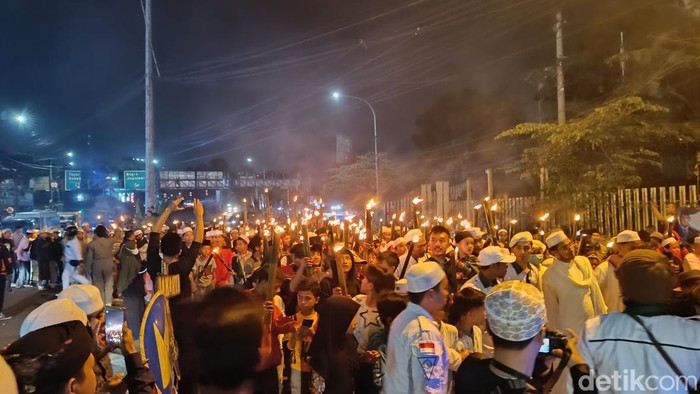 Kemeriahan pawai obor di Puncak, Kabupaten Bogor.