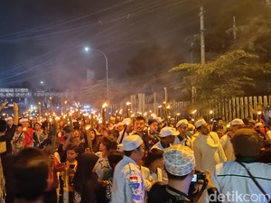 Kawasan Puncak Dipenuhi Massa Pawai Obor, Lalin Dialihkan