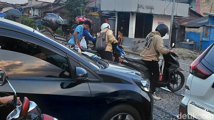 Kendaraan alami ketika melewati JPL KA di Jalan Laswi Kota Bandung