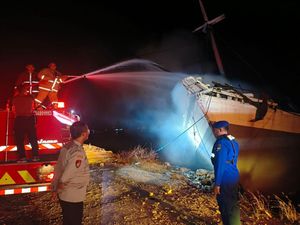 KLM Usaha Bersama Terbakar di Pelabuhan Gresik Putih, Kerugian Rp 350 Juta